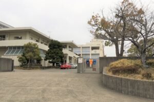 市立氷丘中学校（徒歩16分、約1,170m～約1,240ｍ）