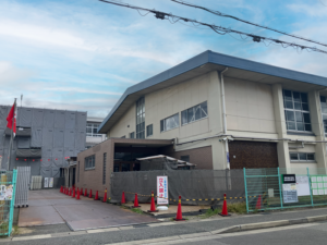 市立飾磨小学校（徒歩11分、約880ｍ）